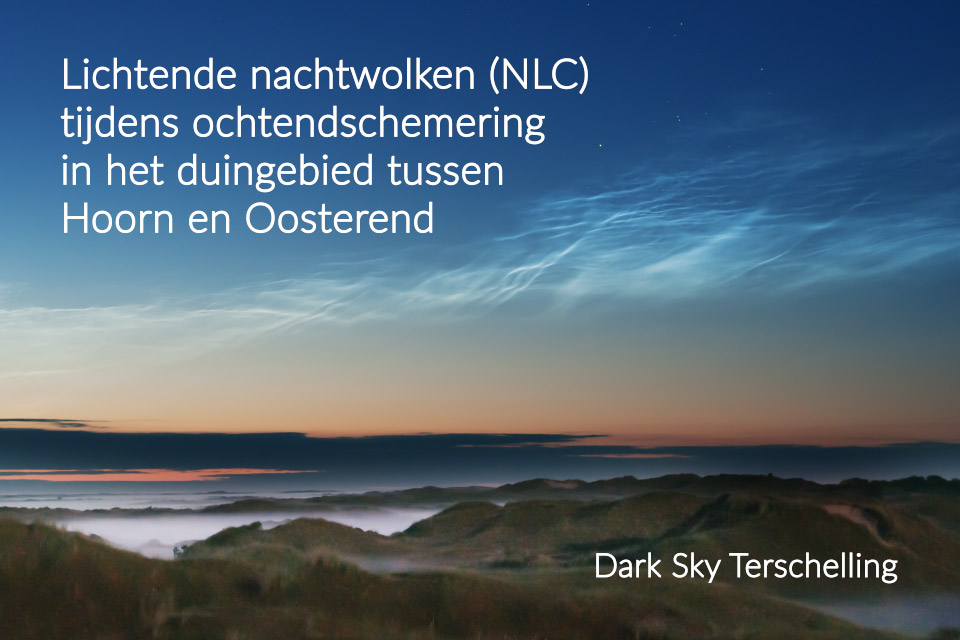 Dark Sky Terschelling: Lichtende nachtwolken (NLC) tijdens de ochtendschemer in het duingebied tussen Hoorn en Oosterend